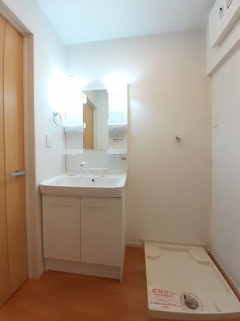 洗面設備　ゆったりとスペースのある洗面所