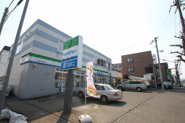 コンビニ　ファミリーマート札幌平岸３条店（コンビニ）まで260m