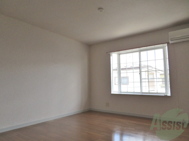 居室・リビング　１０帖の洋室です。出窓があり、お部屋も広々としていますね。