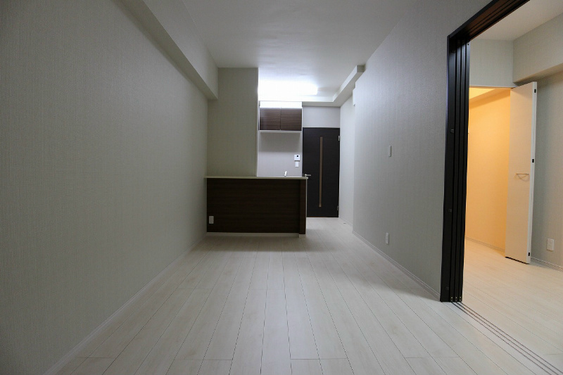 居室・リビング　縦長で家具の配置がしやすいです。