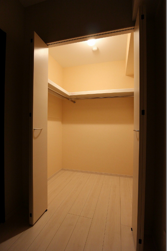 収納　ウォークインクローゼットは大きく助かります。