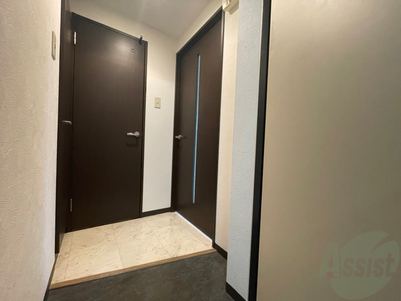 玄関　玄関です。すぐ広いリビングにつながっています。