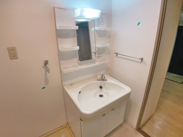 洗面設備　掲載の内装写真は同物件の別タイプのお部屋の写真です