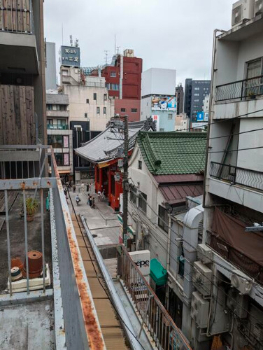 眺望　暖かな日差しのふりそそぐバルコニー