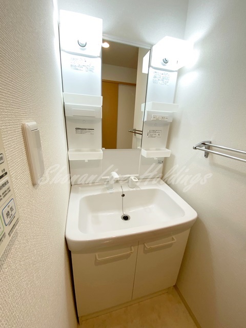 洗面設備　明るい洗面所です