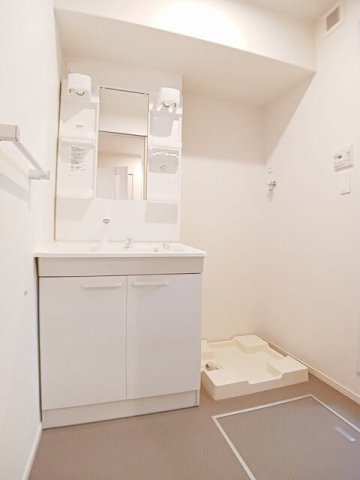 洗面設備　明るい洗面所です