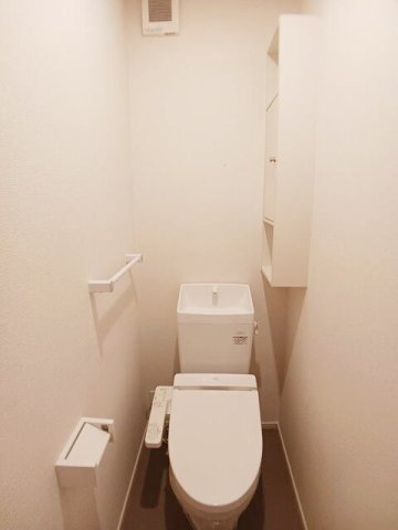 トイレ　落ち着いた色調のトイレです