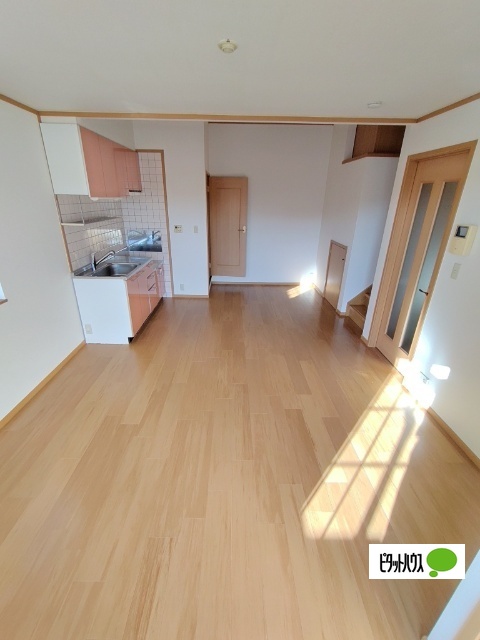 居室・リビング　同物件別部屋