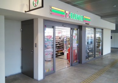 コンビニ　セブンイレブン 京急ST蒲田改札前店（コンビニ）まで185m