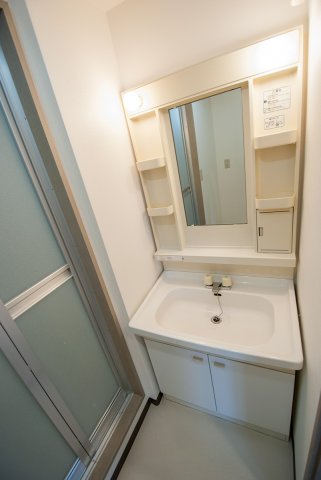 洗面設備　嬉しい独立洗面台(^^)／※同物件別部屋参考画像です