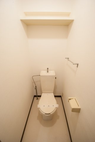 トイレ　棚が便利なトイレです(^^)／※同物件別部屋参考画像です