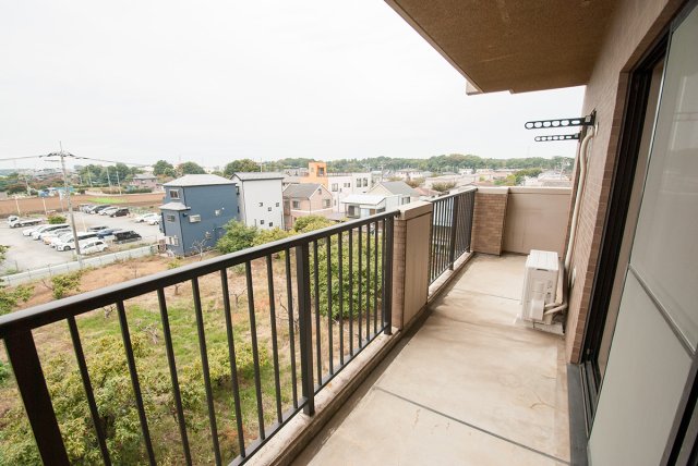 バルコニー　周りに高い建物が無く開けています(^^)／※同物件別部屋参考