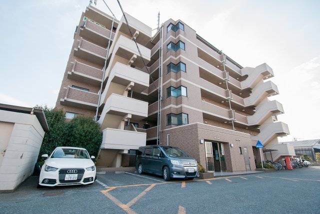 建物外観　駐車場つきの鉄筋コンクリートマンション(^^)／