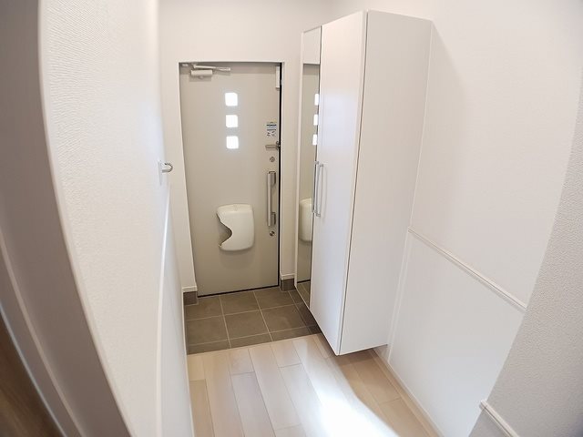 玄関　※同タイプの画像になります。