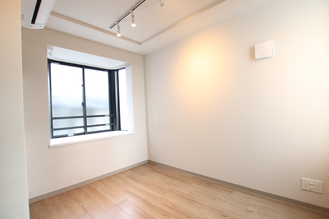 その他部屋・スペース　【洋室５．８帖】２面採光の居室