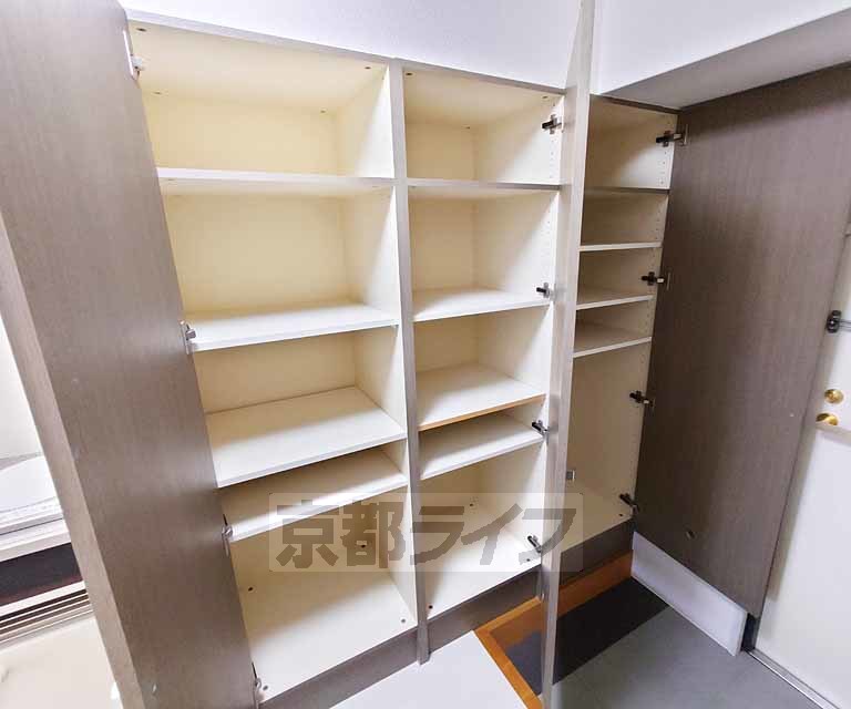 収納　玄関横の物入れ