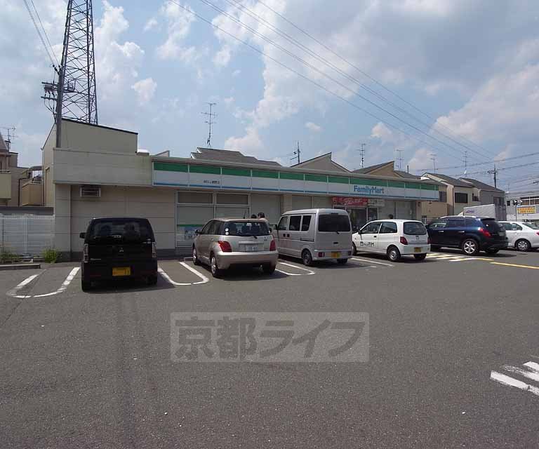コンビニ　ファミリーマート向日上植野店（コンビニ）まで300m