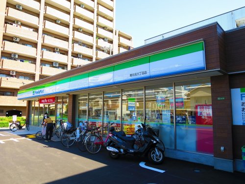 コンビニ　ファミリーマート 東中浜六丁目店（コンビニ）まで555m