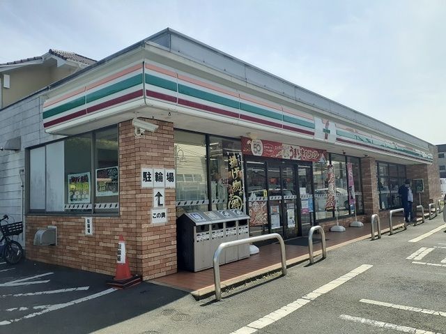 コンビニ　セブンイレブン（コンビニ）まで230m