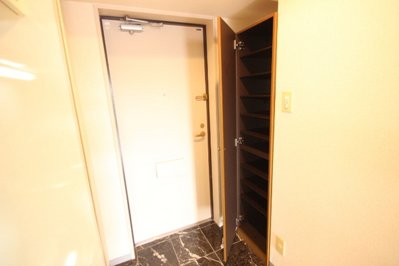 玄関　※別号室の写真です