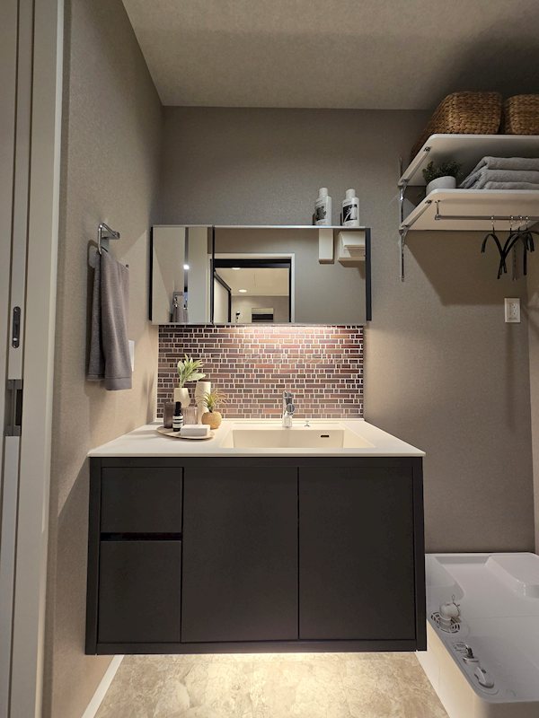 洗面設備　シャワーノズル付で身支度も、洗面台回りのお掃除もラクチン。