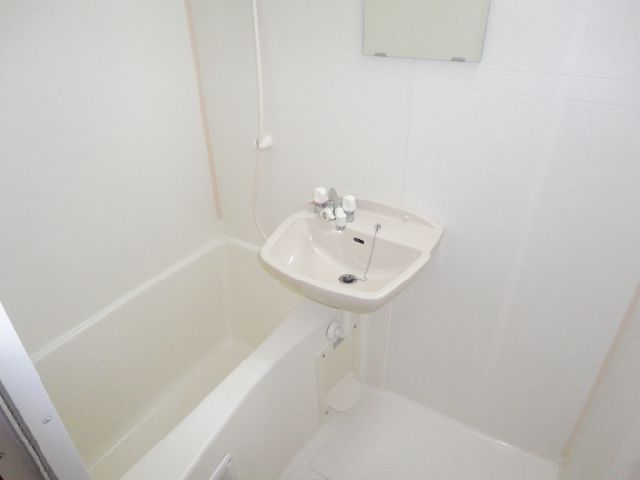 バス・シャワールーム　鏡付き浴室