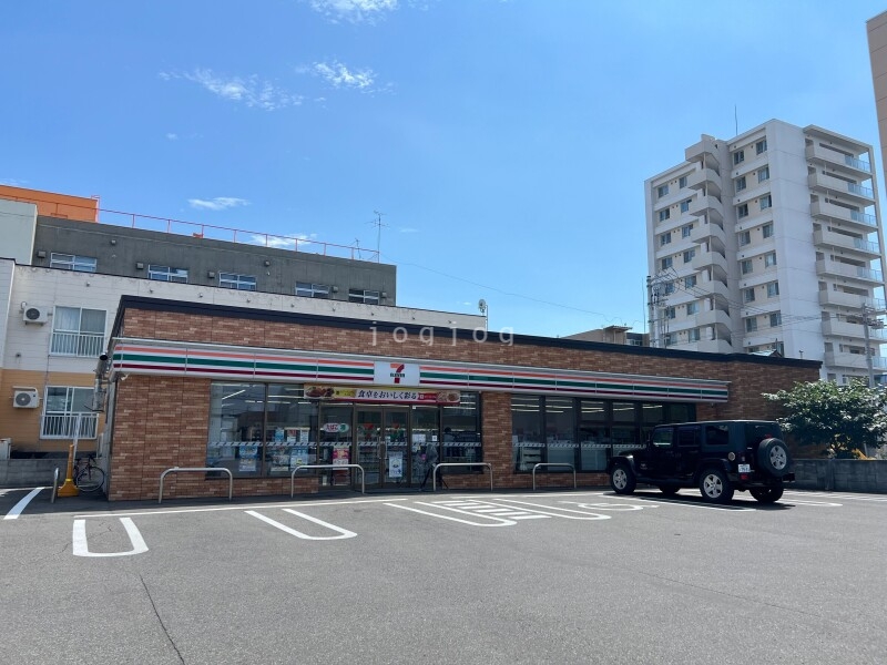 コンビニ　セブンイレブン旭川2丁目店（コンビニ）まで690m