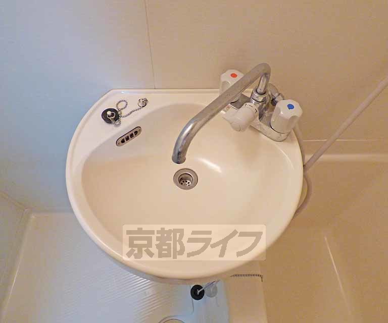 洗面設備　綺麗な洗面台です。