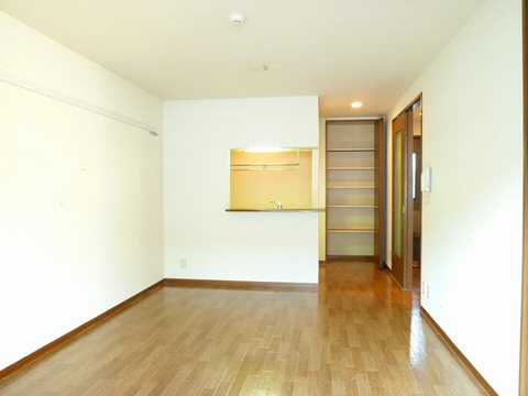 居室・リビング　カウンターキッチンからリビングがよく見えます！