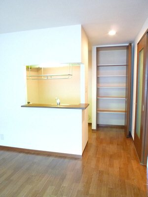 収納　キッチン横収納もたっぷり