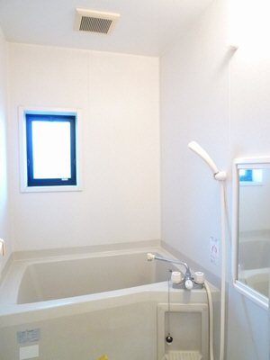 バス・シャワールーム　窓があると湿気がたまりづらくて嬉しい