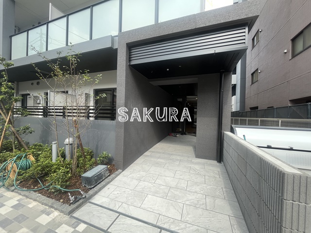 エントランス　重厚感のある建物デザイン♪