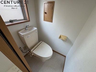 トイレ　窓があり換気できます。