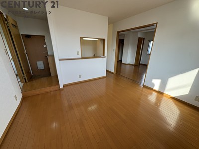 居室・リビング　日当たり良好な11帖の広いLDK。