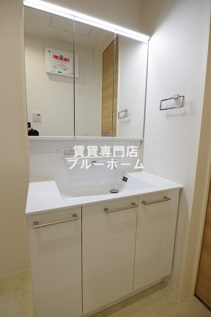 洗面設備　三面鏡独立洗面台！