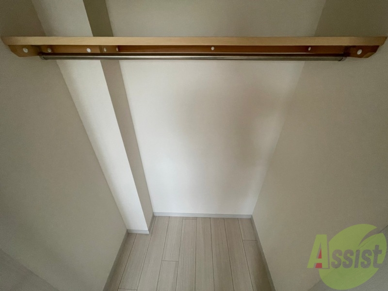 収納　こちらの収納にはハンガーをかけて服もしまえますね。