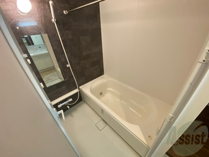 バス・シャワールーム　バスルームはこちらです。広々としてゆったり休めます。