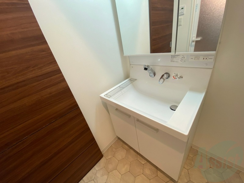 洗面設備　洗面台。朝の身支度はここでばっちり決めましょう。