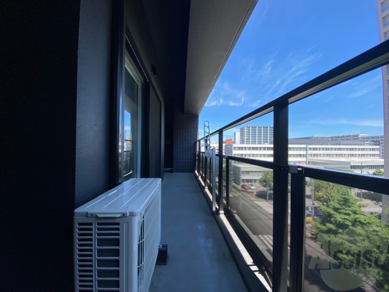 バルコニー　バルコニーは幅があり、広い印象を受けました。