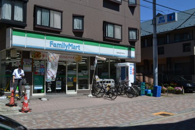 コンビニ　ファミリーマート和泉多摩川駅前店（コンビニ）まで445m