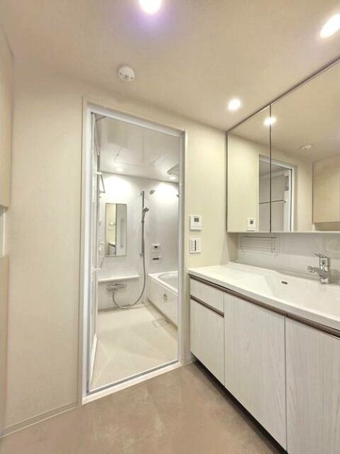 洗面設備　人気な独立洗面台です