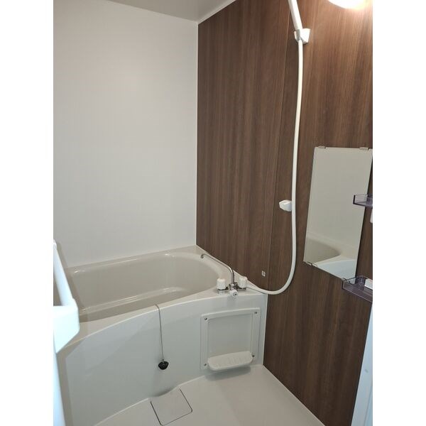 バス・シャワールーム　清潔感のあるお風呂