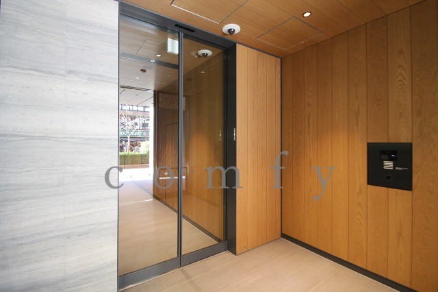 エントランス　オートロック付きエントランス