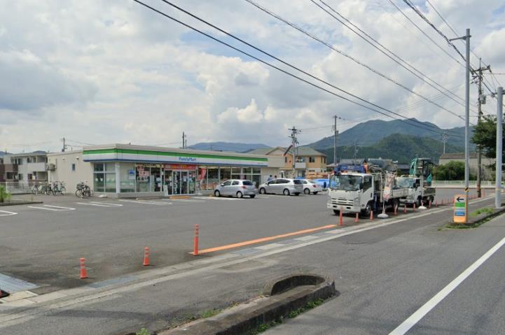 コンビニ　ファミリーマート（コンビニ）まで1423m