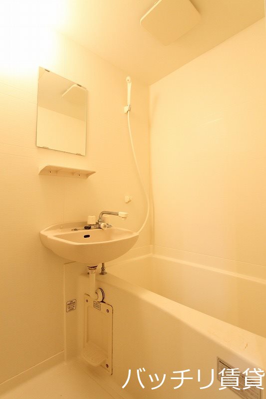 バス・シャワールーム　同型タイプの為、現状を優先致します。