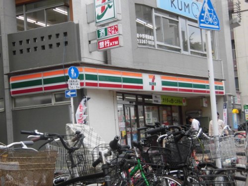 コンビニ　セブン-イレブン（コンビニ）まで215m