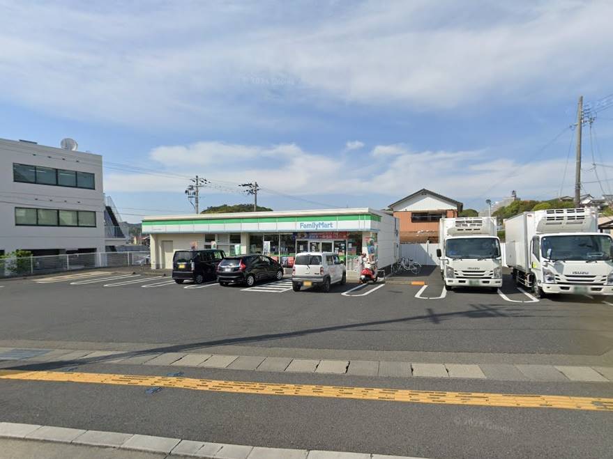 コンビニ　ファミリーマート田辺つぶり坂店（コンビニ）まで273m