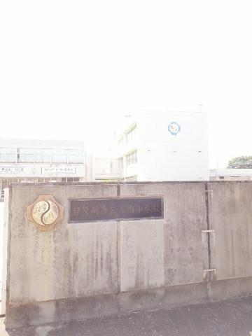 小学校　伊勢崎市立広瀬小学校（小学校）まで900m