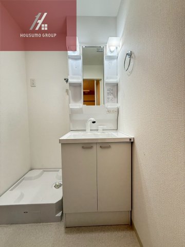 洗面設備　独立洗面化粧台が付いています