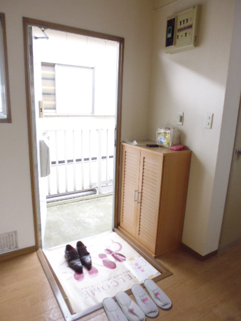 玄関　玄関には下駄箱もあります。